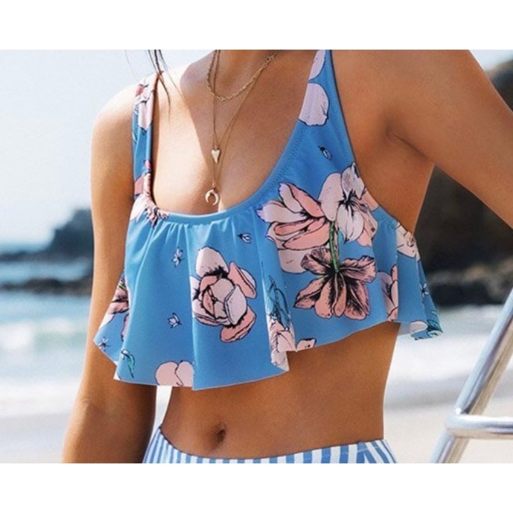 👙Cupshe Swimsuit bikini top  NWT Size Medium